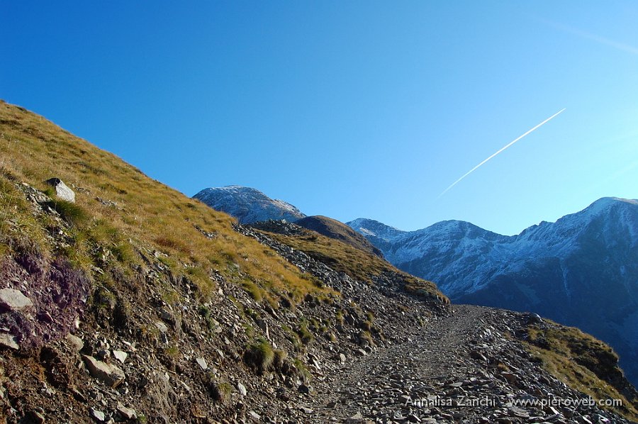 02 Su bella mulattiera verso il lago Moro.JPG